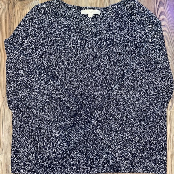 3 Cute Loft Tops - Picture 3 of 11